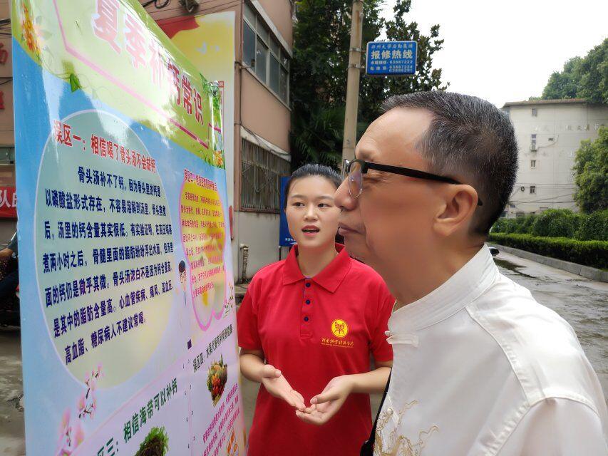 服务队队员向社区居民讲解食品安全知识