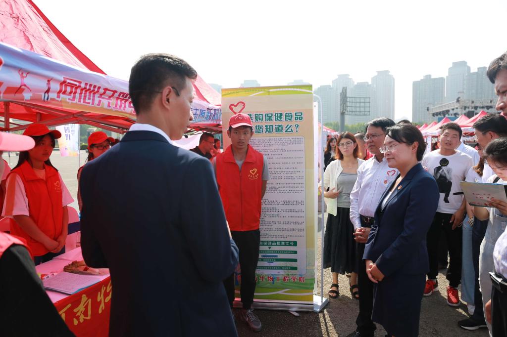 省青联副主席张楠向团省委书记王艺介绍我校“食品安全进社区”项目