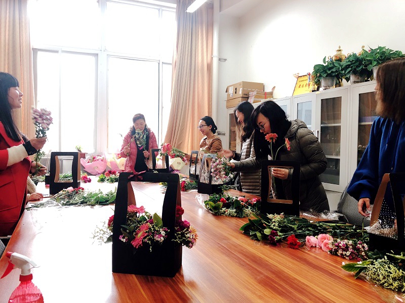 专业花艺师为女教工进行现场插花教学