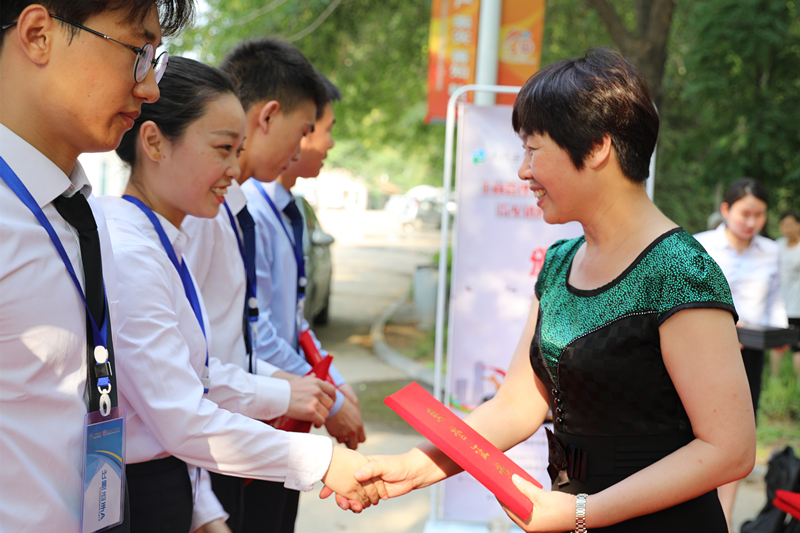 为获奖选手颁奖