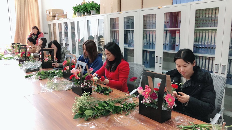 老师们挑选自己喜欢的花卉进行创作