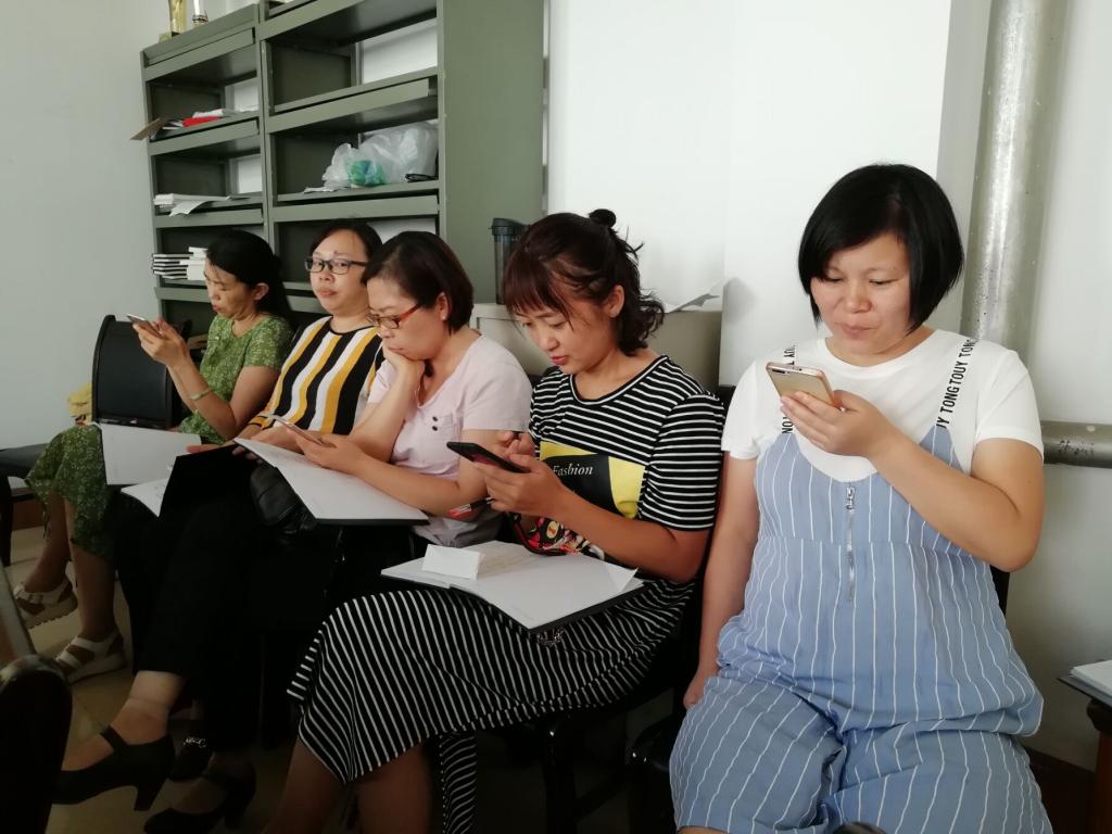 现场边查阅边讲述