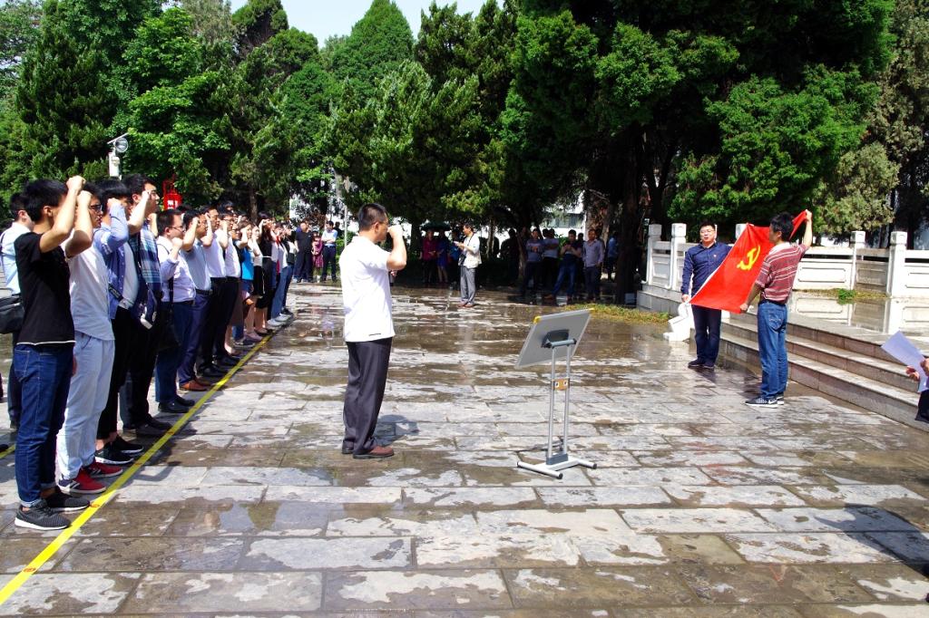 教工党支部书记王辉带领大家重温入党誓词