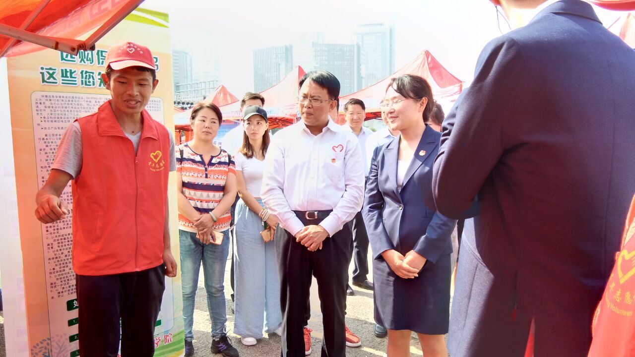 志愿者向团省委书记王艺介绍我校质量学社