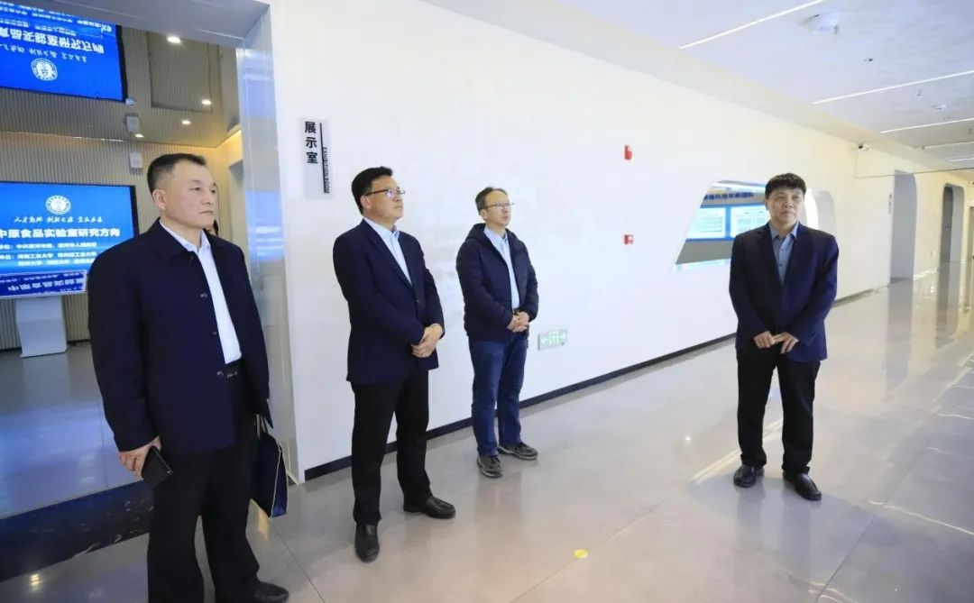 江南（中国）乳业集团党委书记、董事长唐洪峰一行赴中原食品实验室同中国工程院院士、中原食品实验室主任任发政座谈交流