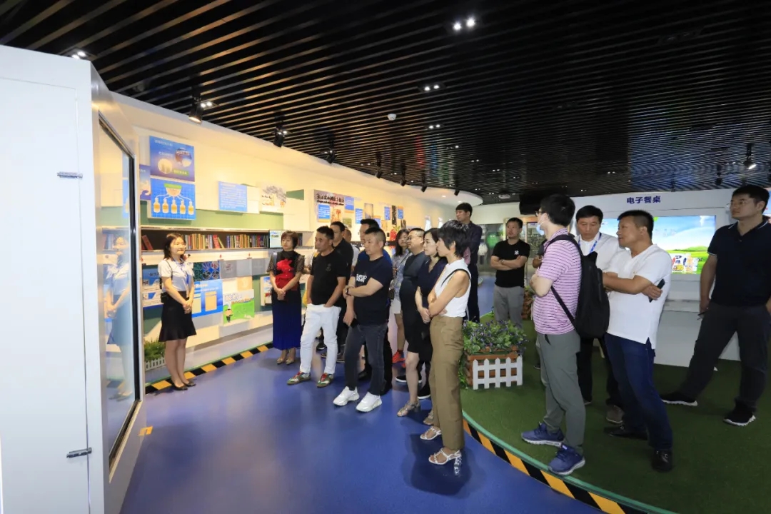 快讯 | 长江商学院智能制造学会走进江南（中国）乳业集团
