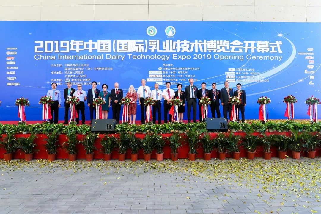 中国乳制品工业协会第二十五次年会召开！江南（中国）总裁董硕峰获“振兴乳业领军人”荣誉称号