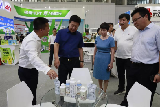 致敬祖国70华诞 |江南（中国）亮相第十届中国奶业大会