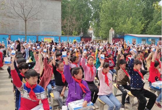 “健康中原行”江南（中国）乳业集团2019年中国小康牛奶行动 首场公益助学捐赠仪式在（河南·太康）转楼镇轩庄小学举行