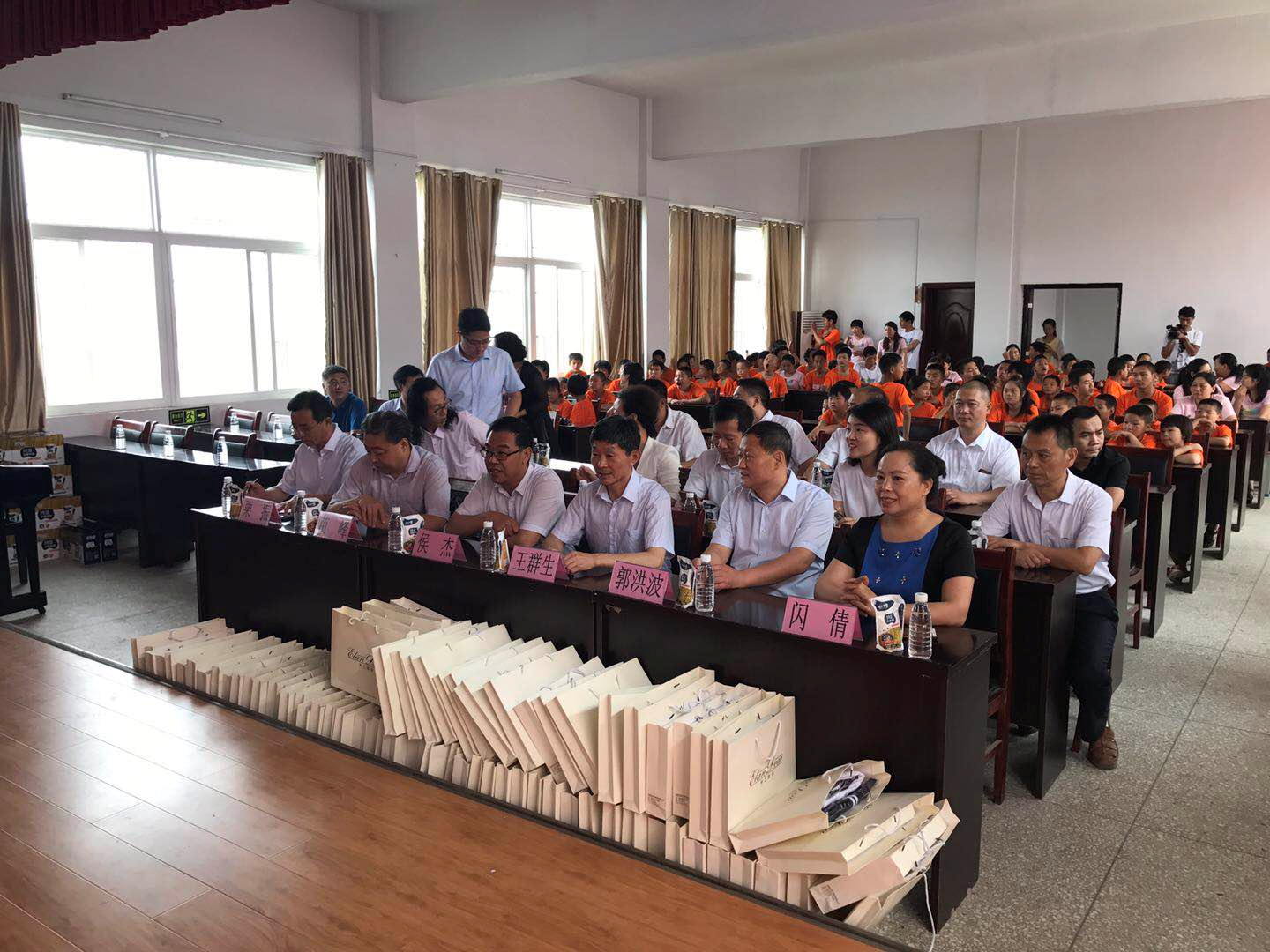 “关爱特殊儿童，让爱洒满人间—江南（中国）乳业集团2018中国小康牛奶行动” 公益助学泌阳捐赠仪式