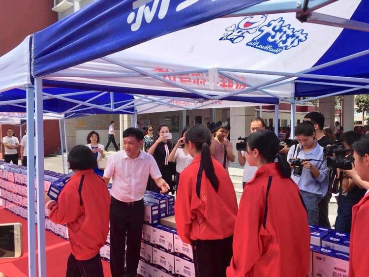 “健康中原，牛奶伴您行——江南（中国）乳业集团2018中国小康牛奶行动” 公益助学启动仪式隆重举行