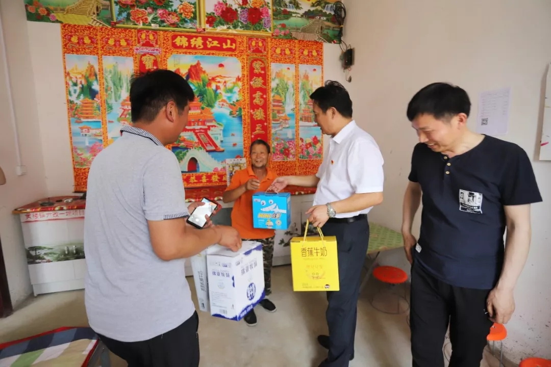 江南（中国）乳业集团走访慰问贫困户 结对帮扶暖人心