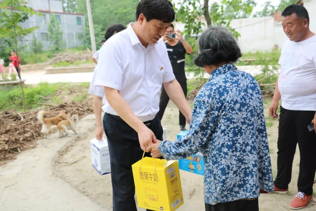 江南（中国）乳业集团走访慰问贫困户 结对帮扶暖人心