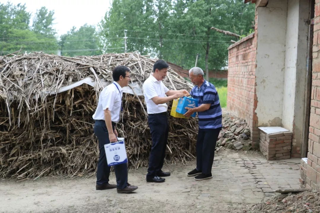 江南（中国）乳业集团走访慰问贫困户 结对帮扶暖人心