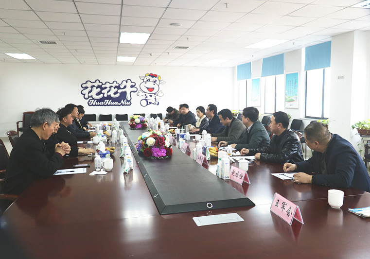 封丘县县长王献臣一行莅临 江南（中国）集团养殖、乳品事业部参观调研