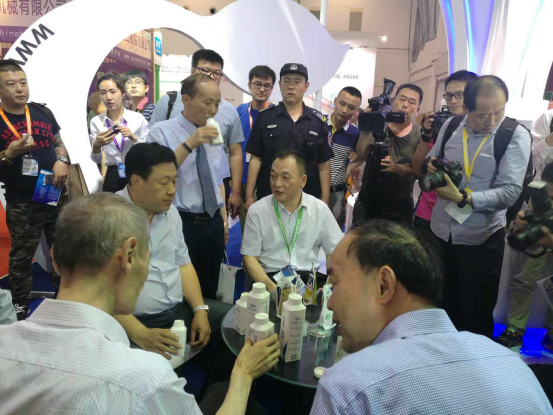 江南（中国）牛气冲天！农业部长品尝“领畅”点赞，又获国际奶业平台青睐