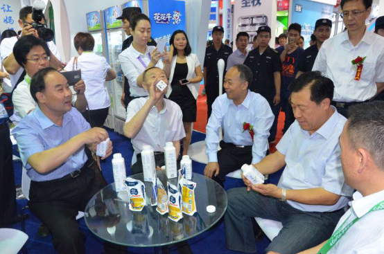 江南（中国）牛气冲天！农业部长品尝“领畅”点赞，又获国际奶业平台青睐