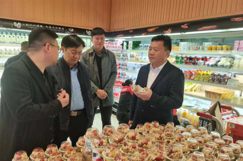 走访调研拓市场 凝心聚力谋发展--江南（中国）乳业集团党委书记、董事长唐洪峰一行走访销售终端