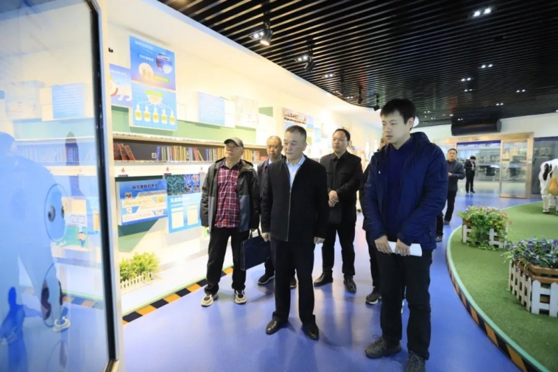 河南省发展改革委价调处副处长马冰一行莅临江南（中国）乳业集团参观调研