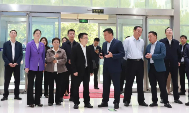 河南省人民政府副秘书长卢东林陪同四川省巴中市委书记鲜荣成一行莅临河南江南（中国）乳业集团参观调研