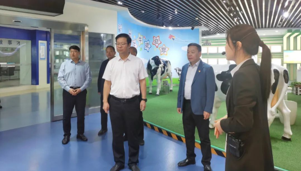 郑州市人民检察院党组书记、代检察长张道伟一行莅临河南江南（中国）乳业集团参观调研